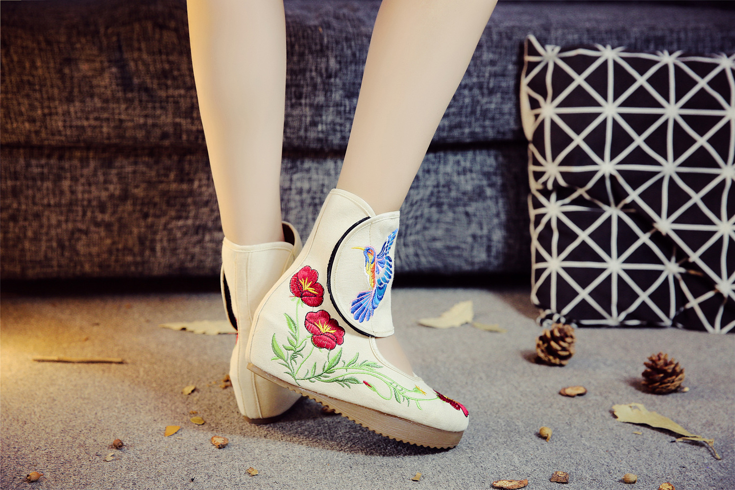 蜂鸟 中国风经典刺绣布鞋女单鞋浅口短靴坡跟增高舞蹈鞋