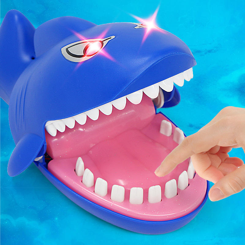 新奇电动大号咬手指鲨鱼带灯光巫婆笑声儿童咬手鲨鱼创意整蛊玩具