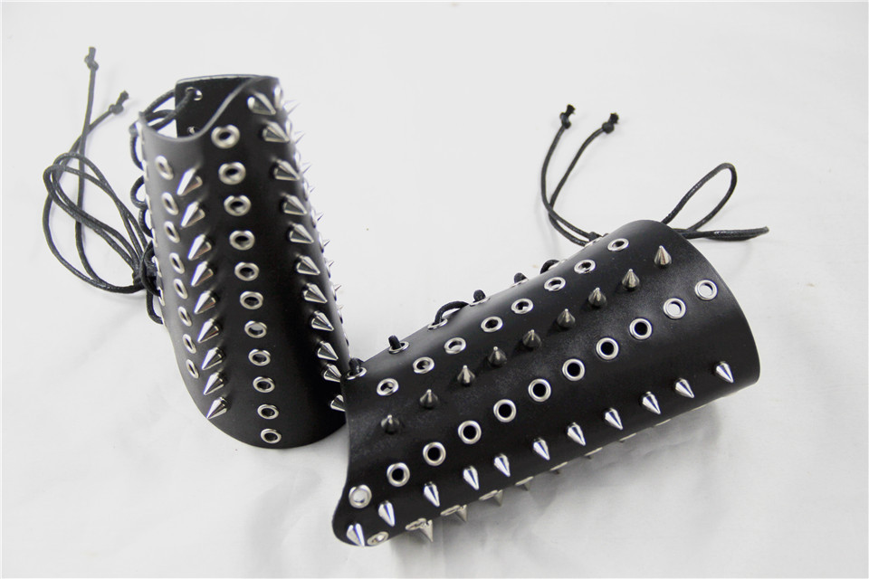 新厂家直销朋克个性手带金属铆钉真皮护腕摇滚表演手腕带跨境专供