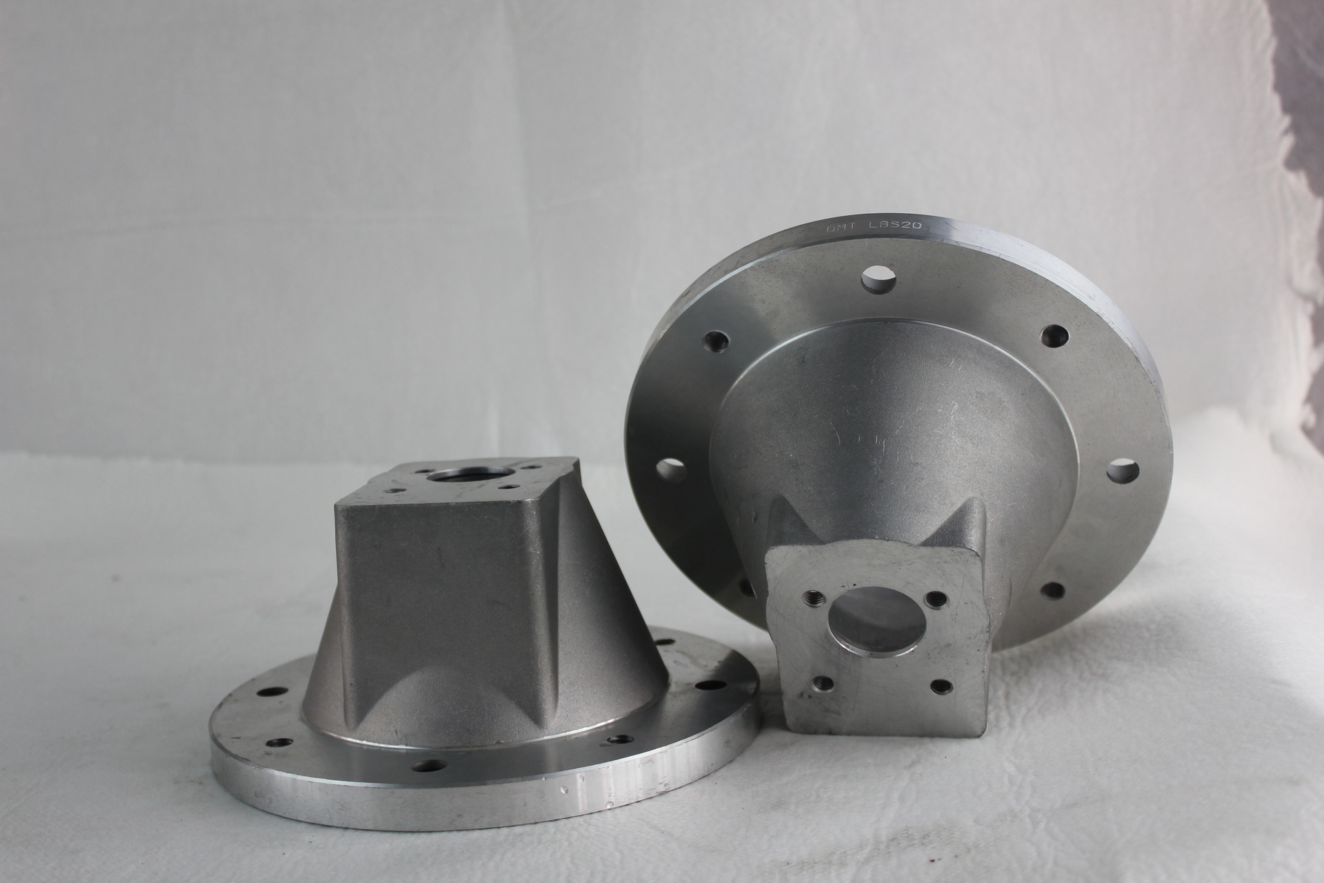 批发意大利久耐用低价液压钟形罩铝合金压铸钟形罩lbs20