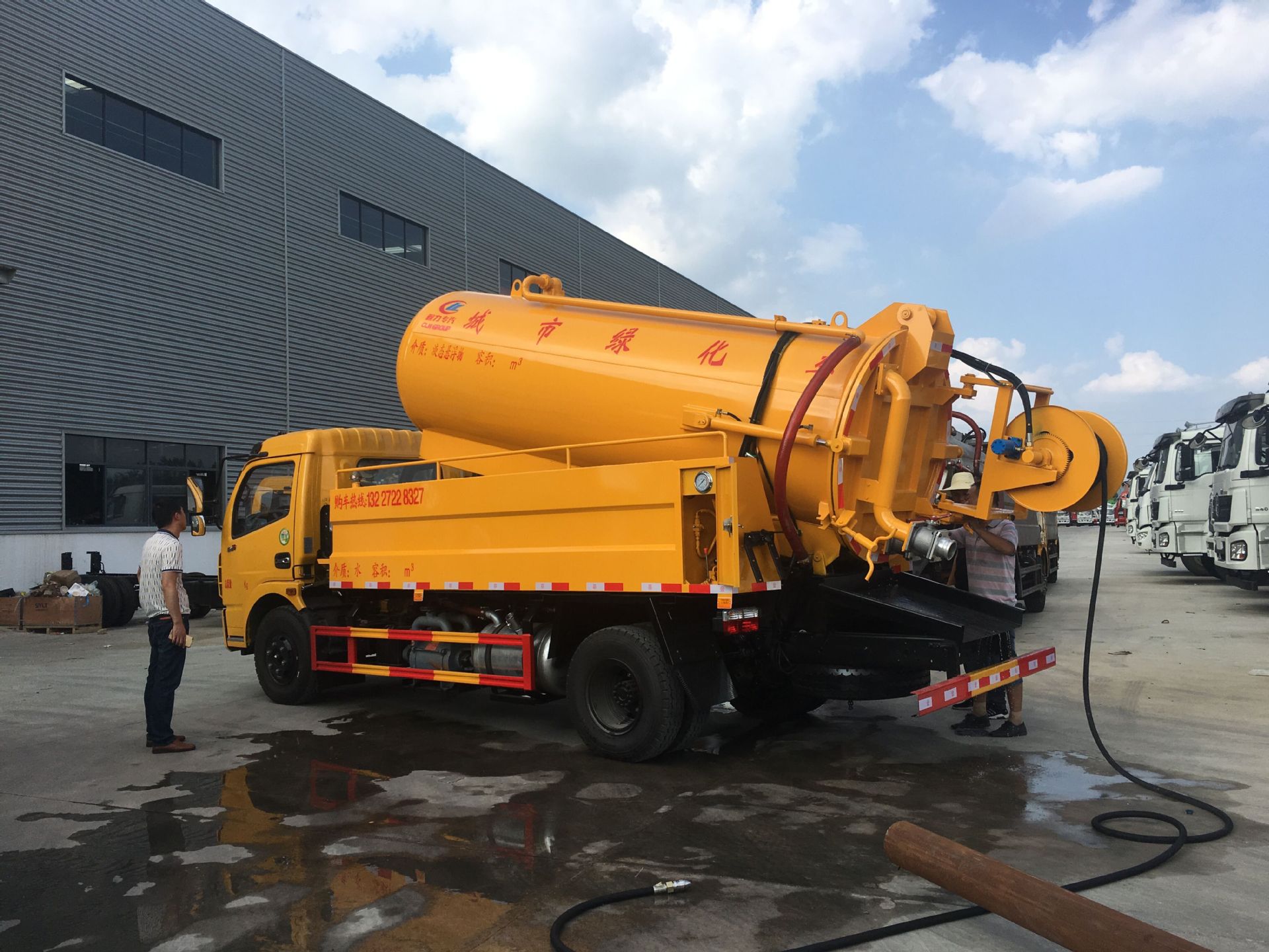 当罐体吸满时,关闭真空动力系统,吸污系统停止工作,收回吸污软管,车辆