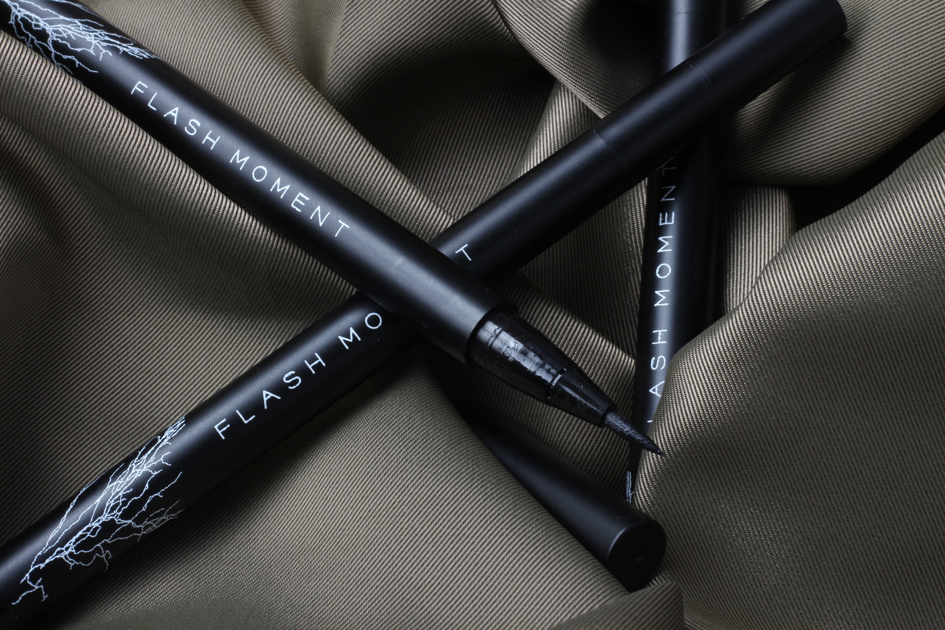 flashmoment水性眼线笔 速干持久定妆酷黑眼线笔防水不晕染