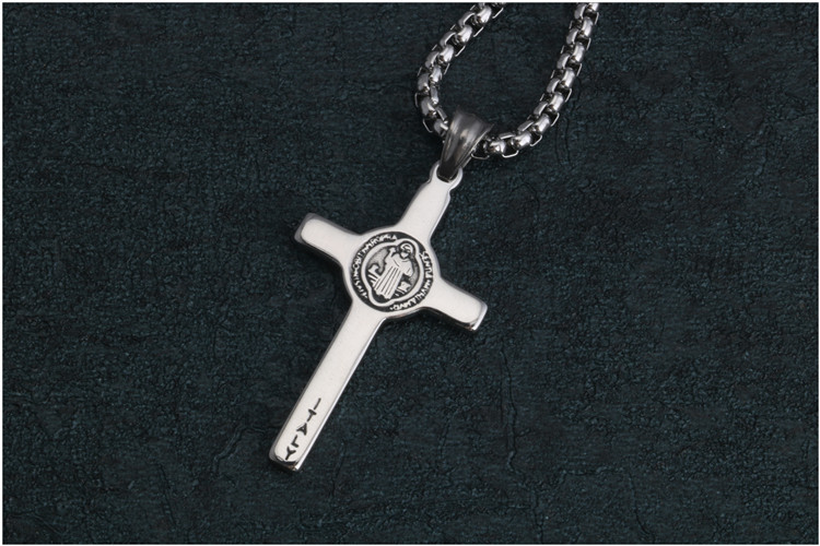 日韩版欧美款驱魔圣人本笃护身符十字架吊坠钛钢男女项链长毛衣链