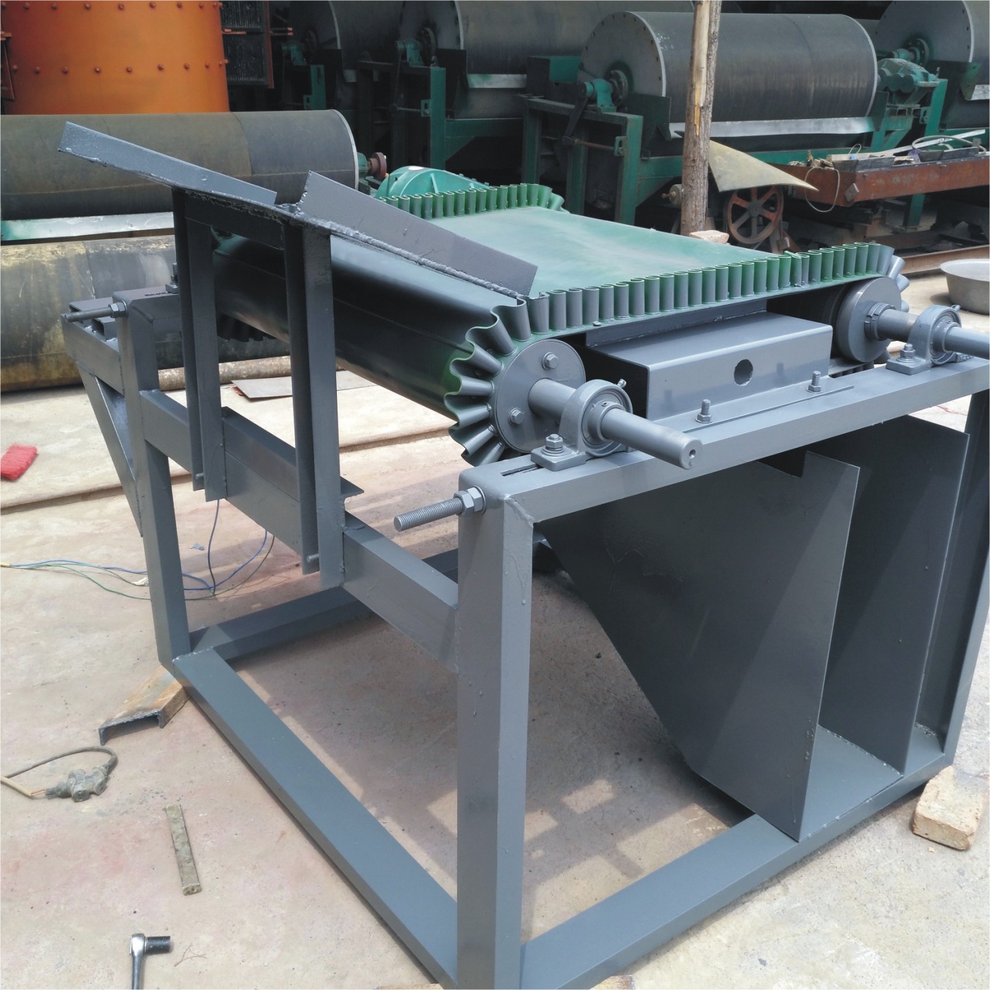 厂家直供小型高强磁干式磁选机 陶瓷丨粉末丨尾渣丨镍渣丨除铁