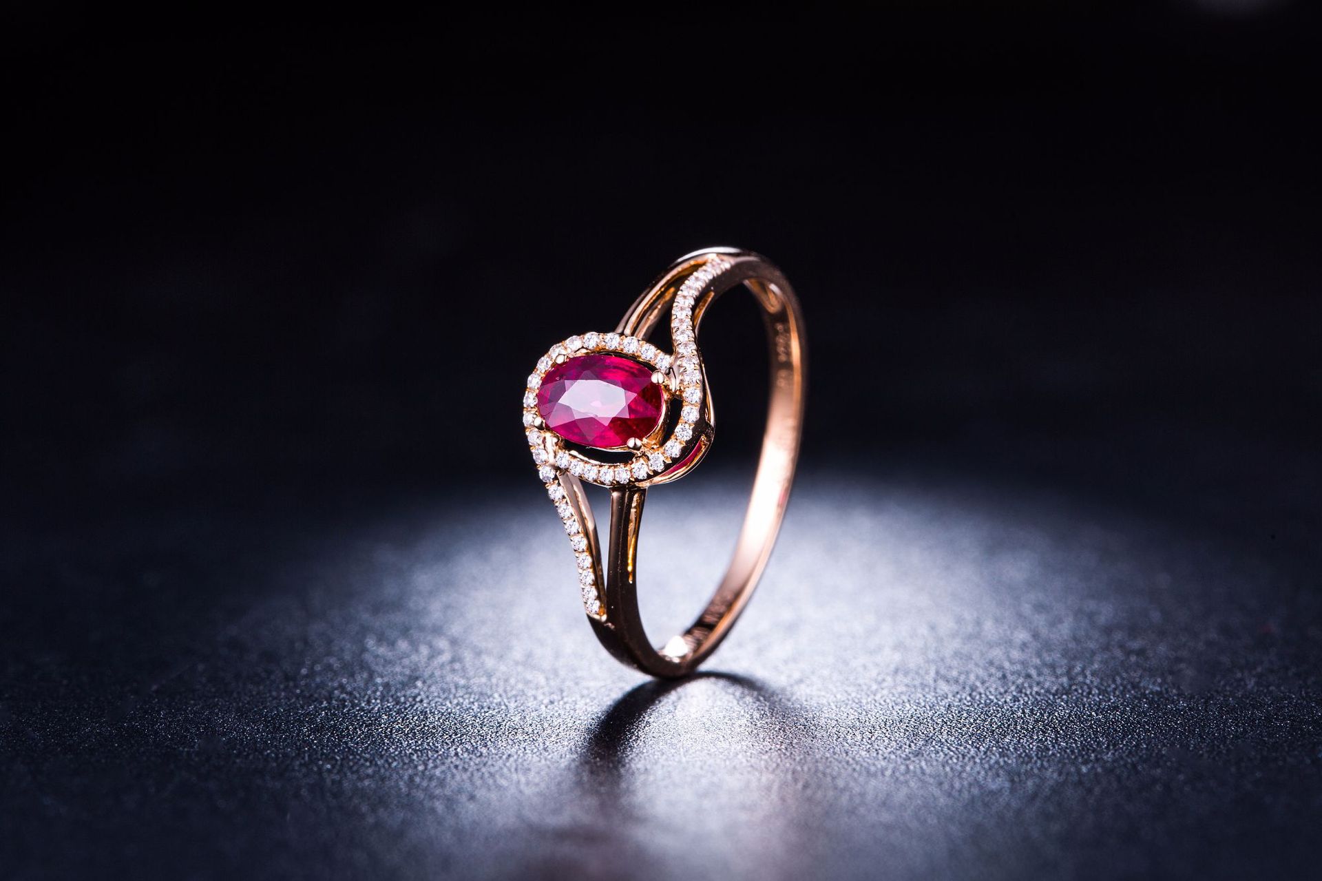 彩莱珠宝18k金红宝石戒指女戒玫瑰金镶嵌钻石彩宝女款2j2000r002