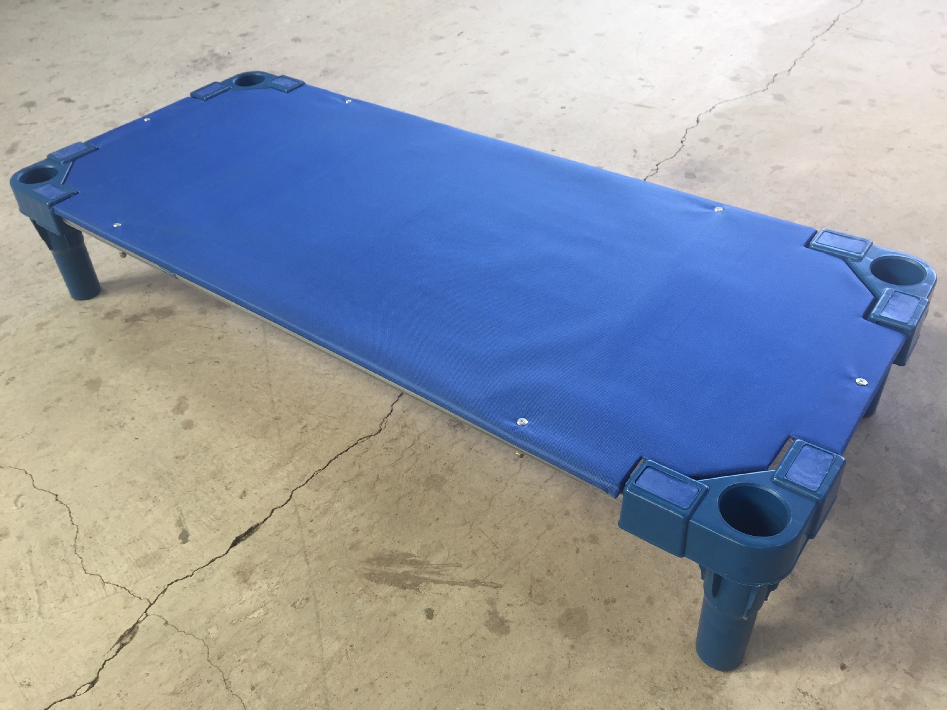 幼儿园批发床儿童加厚塑料床托儿所床午睡叠叠床早教中心床培训班