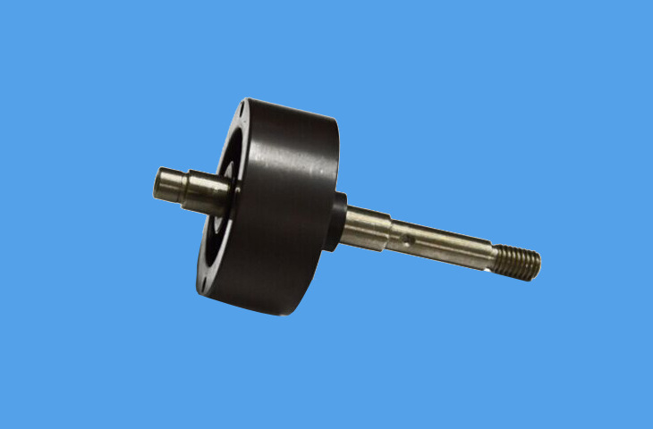 码器反馈信号到根据反馈值和目标值驱动驱动器,调整转子的旋转角度.