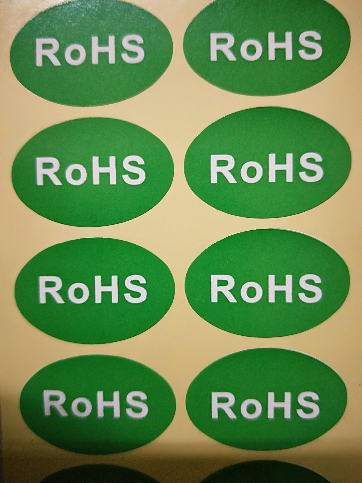 厂家直销 绿底白字rohs标签 铜版纸不干胶标签任意定制