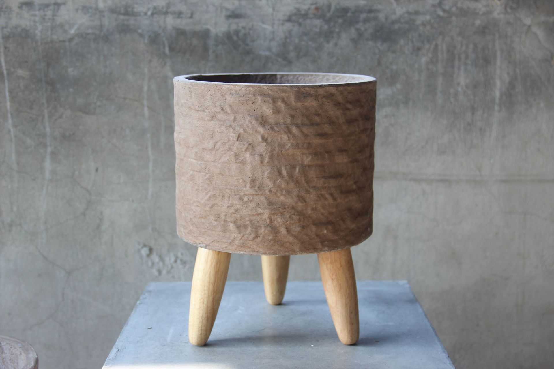 亿阳园林三色圆柱形带木腿花盆酒店装饰简约庭院户外美观手工镁泥