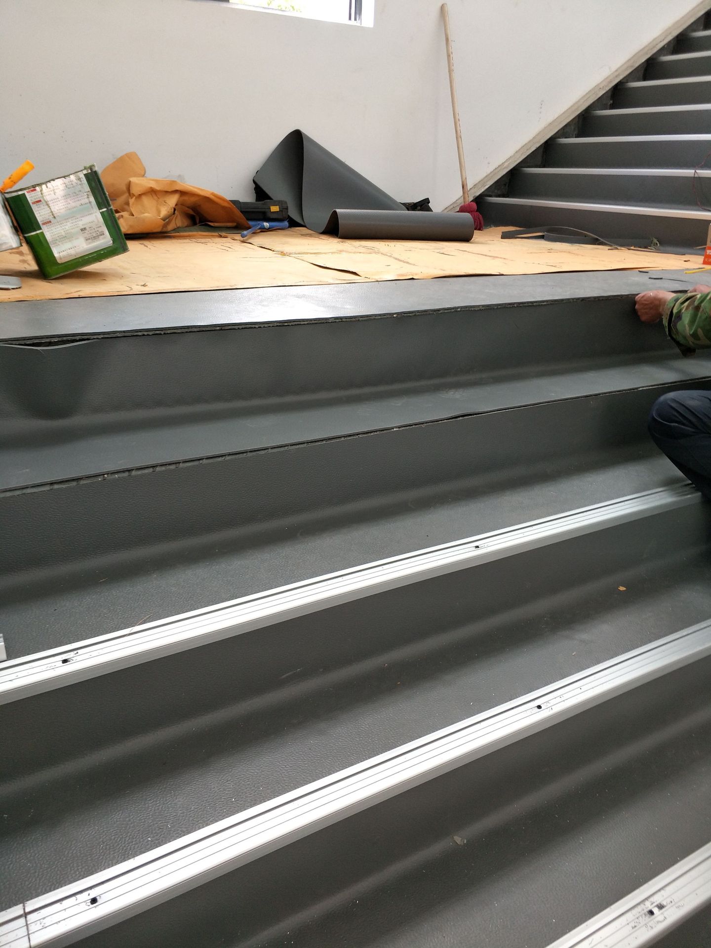 陕西西安塑胶地板铺装,自流平施工,楼梯踏步施工,防滑条安装