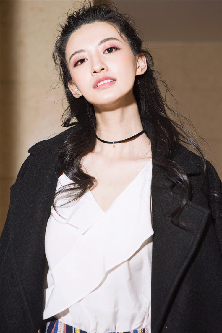 张芷然明星同款白色露肩荷叶边上衣 条纹不规则半身裙套装女f0405