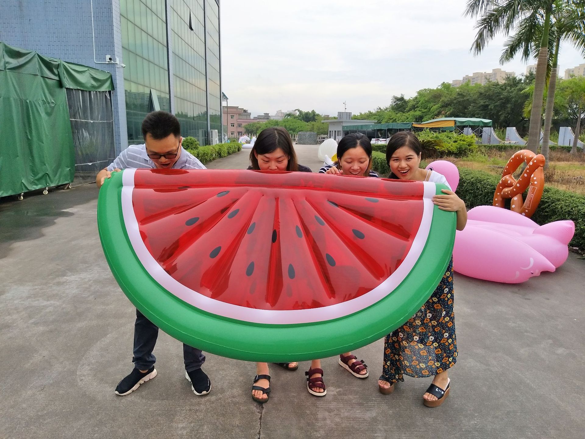 峰云工厂现货批发充气pvc半边西瓜浮排 充气西瓜水床 可加logo