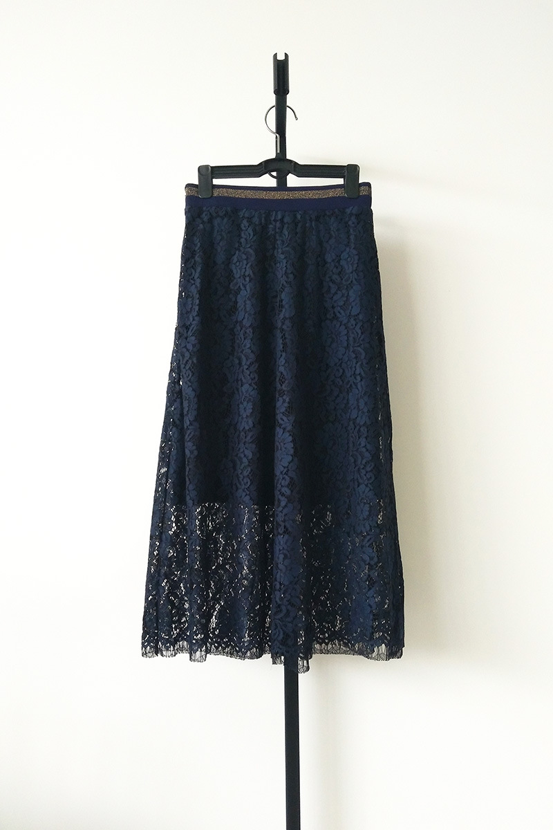 经典的松紧腰蕾丝小伞裙 腰部非常独特的小亮线设计 百搭款不挑人