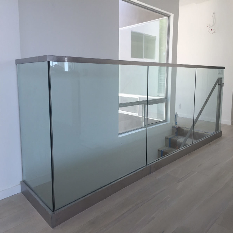 室内使用的高质量 底槽玻璃护栏