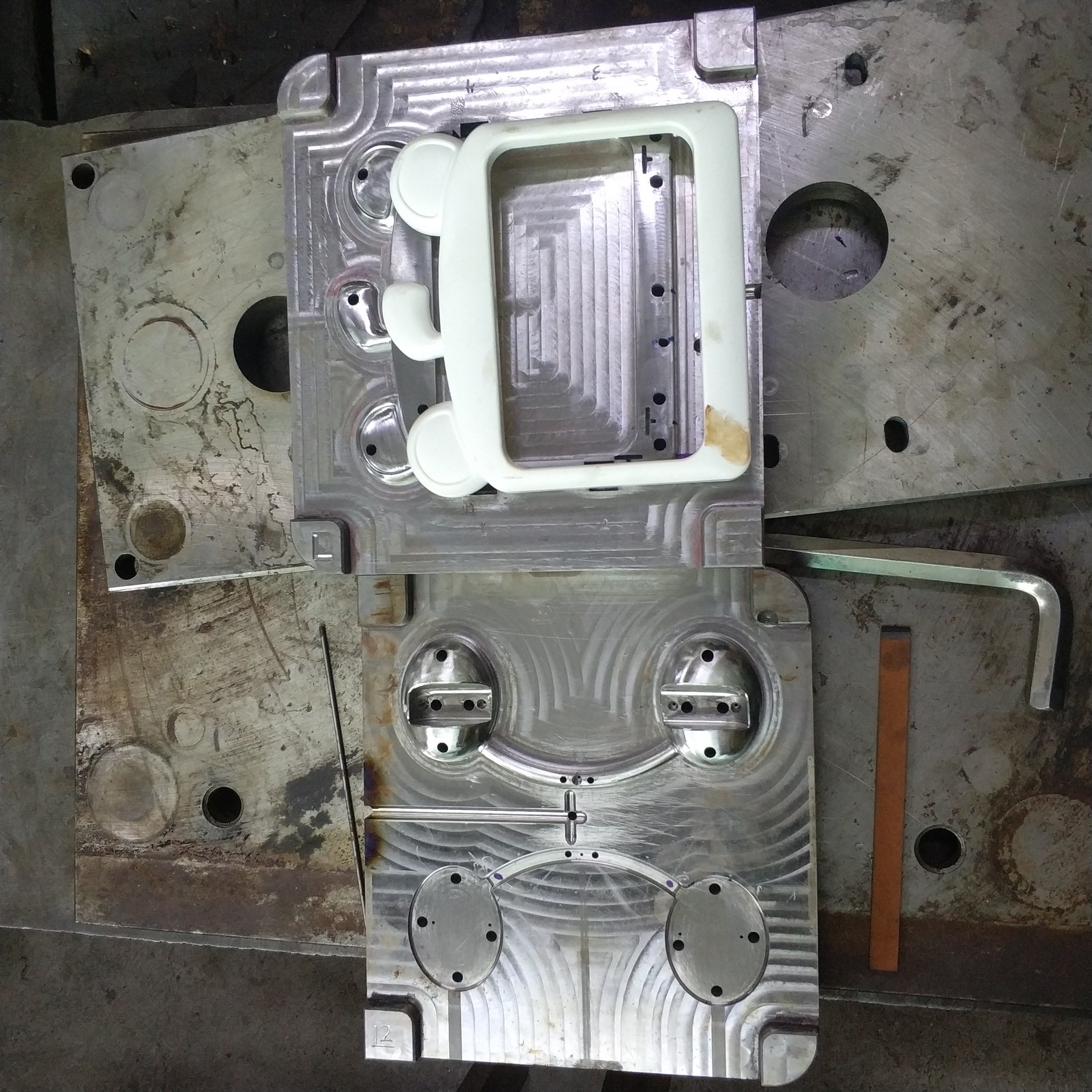 17年塑料模成型厂 相框模注塑加工 生产开发各种卧式塑胶外壳模具