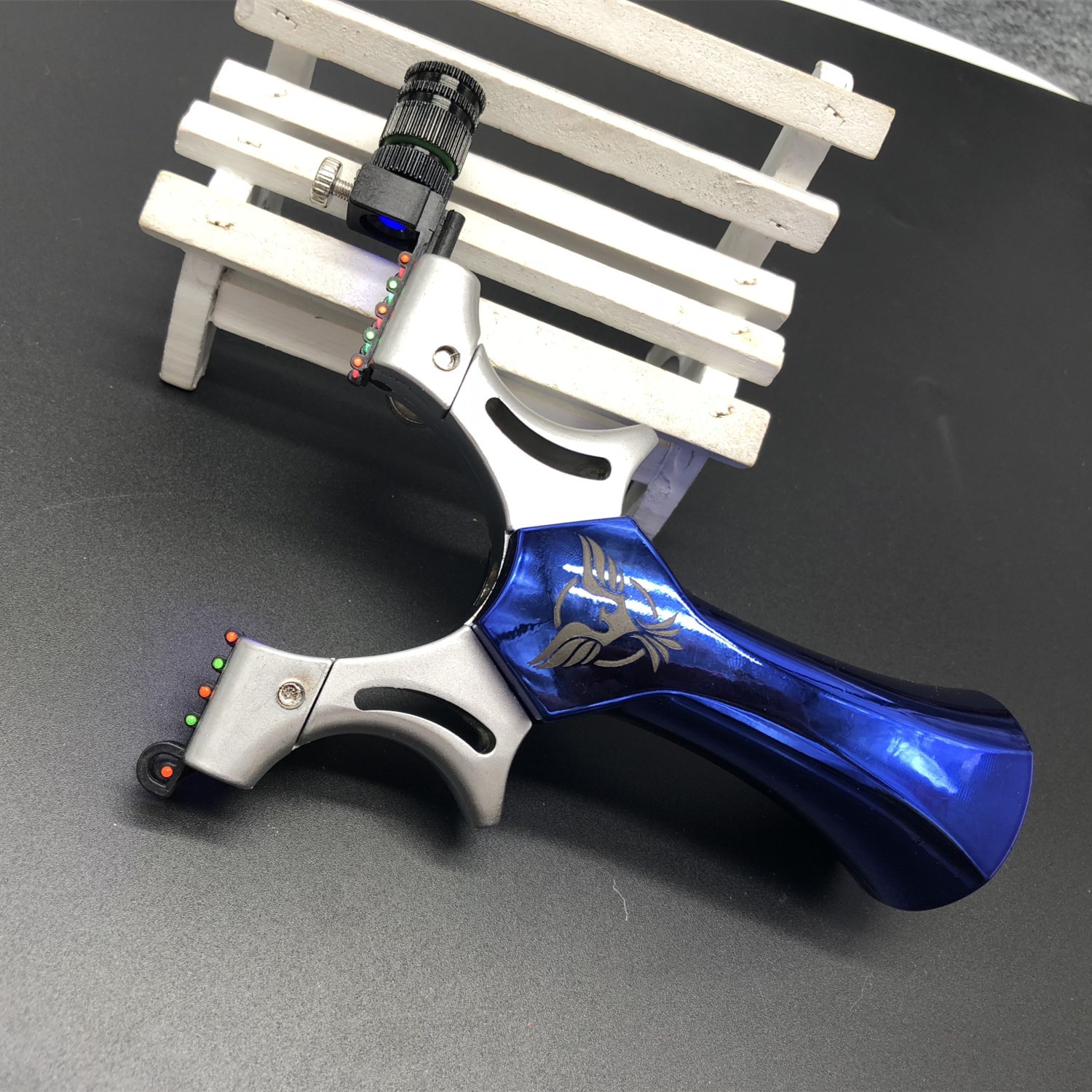 神鹰弹弓锌合金十字惊魂瞄具abs手柄快压免绑灯光喵弹弓皮筋厂家