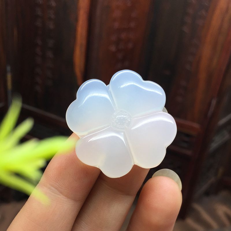 厂家直销东北玛瑙幸运草玉器挂件冰底白玉髓四叶草玉石吊坠批发