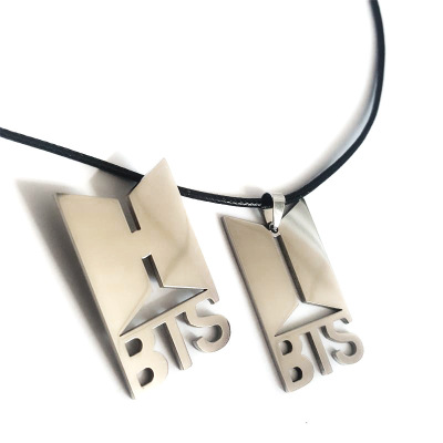 bts饰品韩版周边同款 新专辑标志吊坠 胸针套装 不锈钢吊牌项链