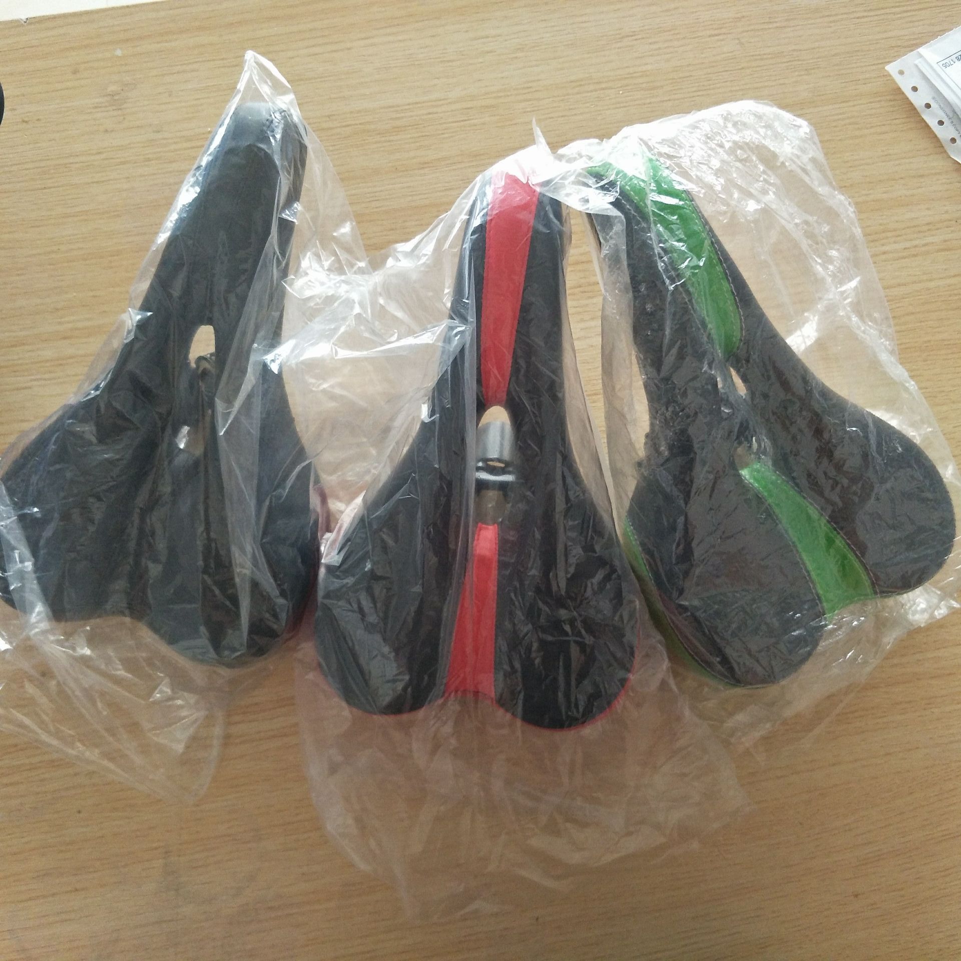 包装;一箱30个 颜色;黑红   黑蓝  全黑 名称:自行车座(鞍座) 适合