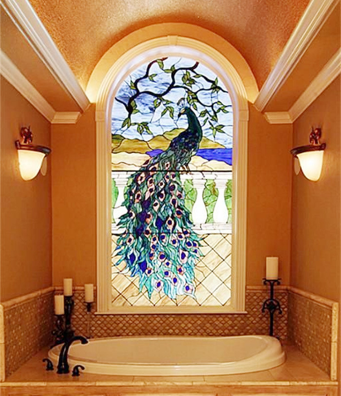 在古代欧洲彩绘玻璃只局限于教堂,窗户,吊顶,而现在我们的家居中很多
