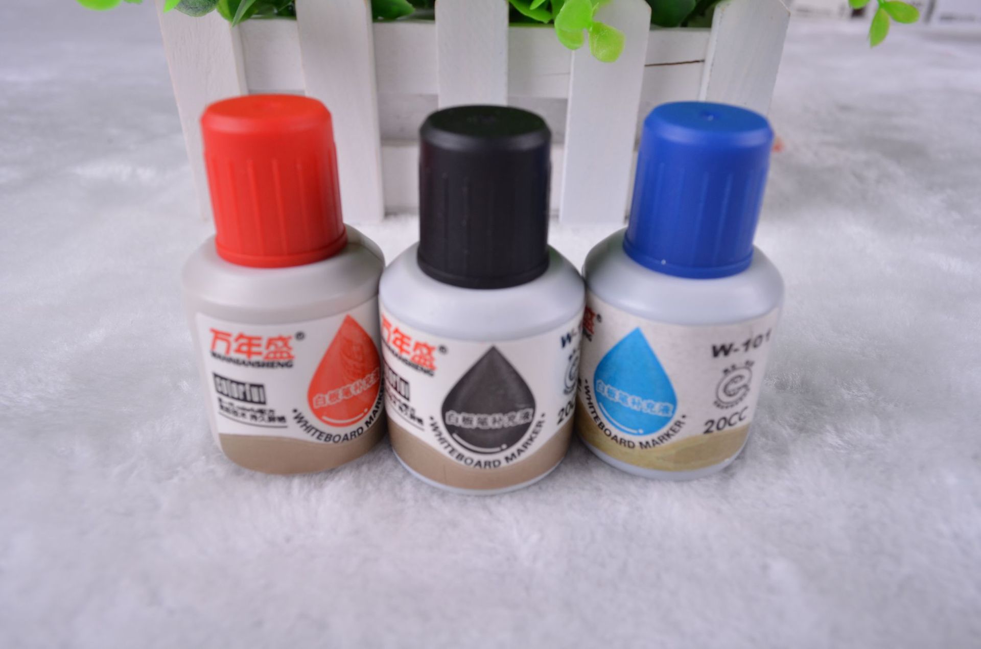 包装规格:20ml白板笔水:20瓶/盒(新旧包装随机发)商品描述颜色纯蓝