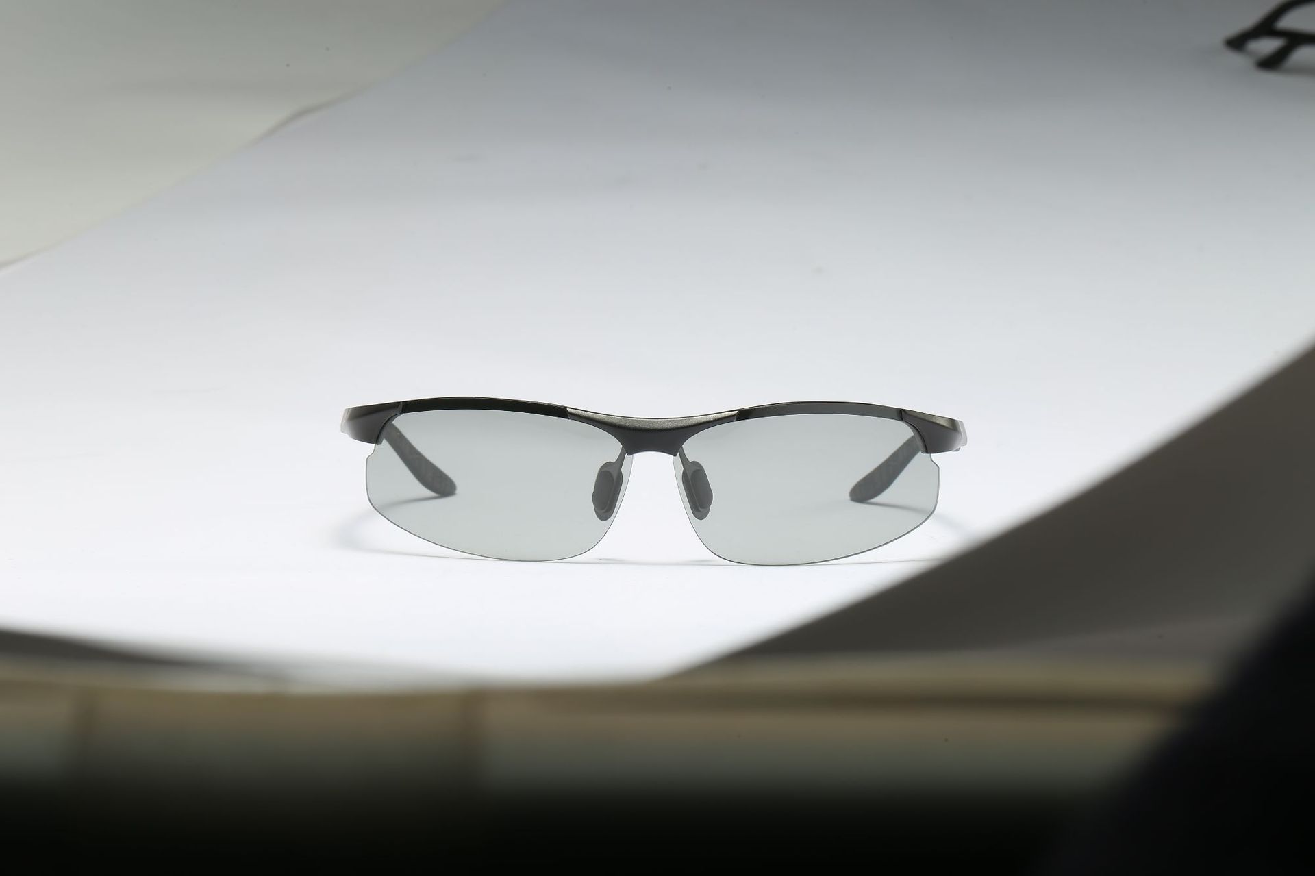 2018新款厂家直销运动铝镁变色镜全天候夜视变色太阳眼镜8003