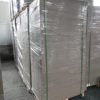 厂家供应工地地面保护板室内装修地面保护板 全开硬卡灰纸板批发