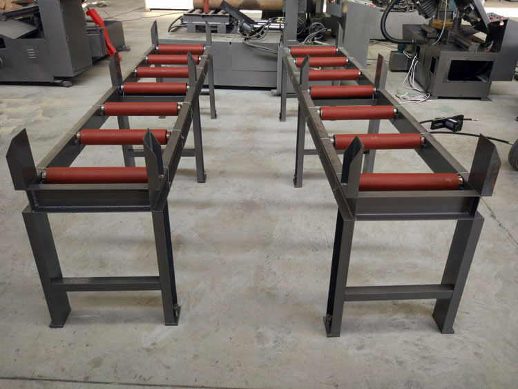 钢筋锯床料架山东厂家现货供应金属锯床送料架带锯床电动辊轮料架