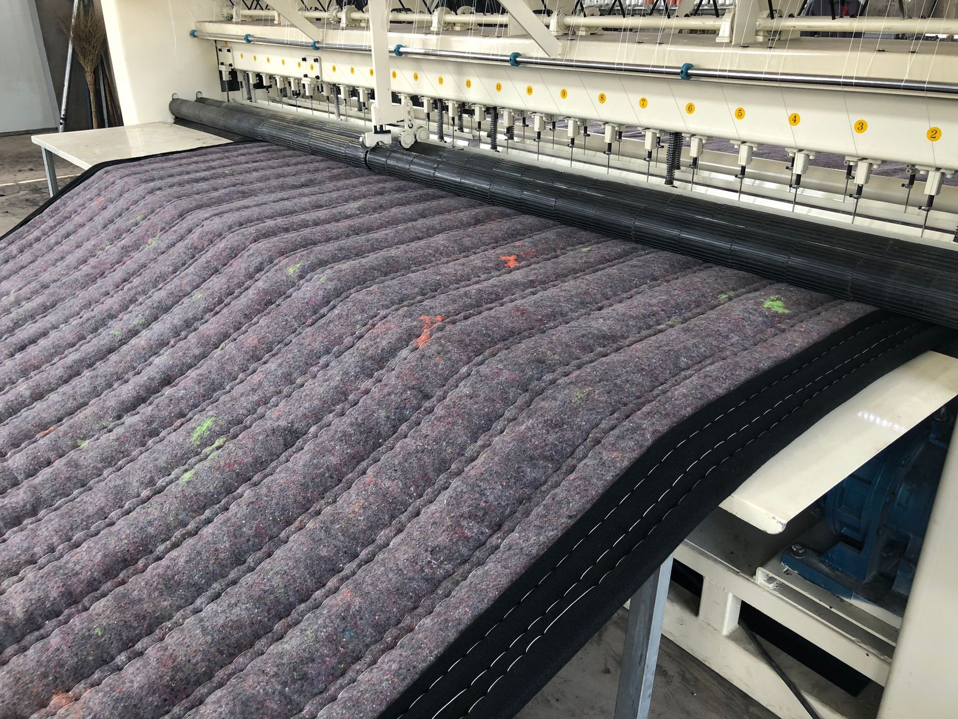 热销棉被直缝机15001棉被缝纫机自动引被机大棚棉被机