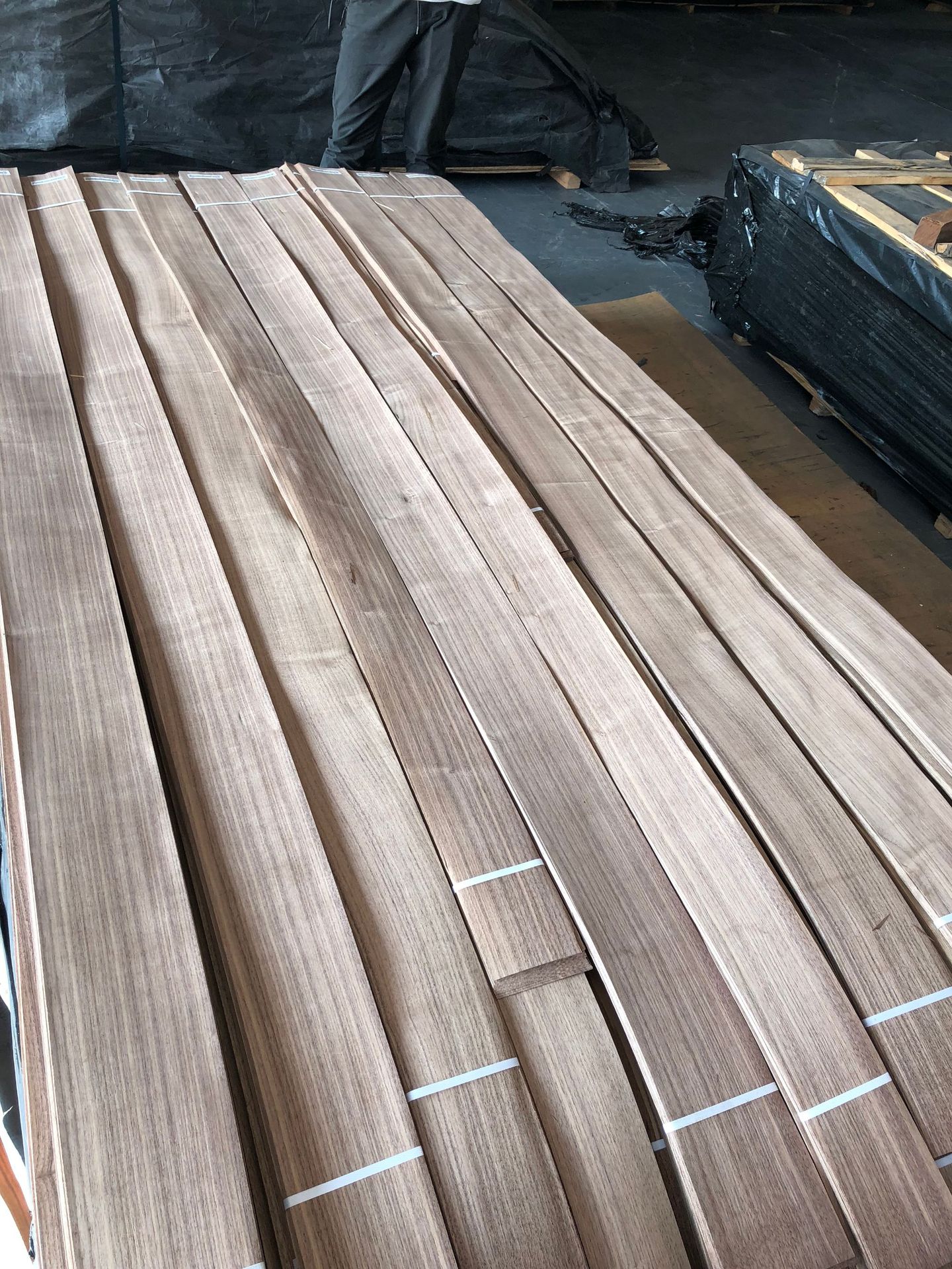 厂家直销美国黑胡桃直纹木皮酒店别墅装修饰面家具橱柜墙身板贴面