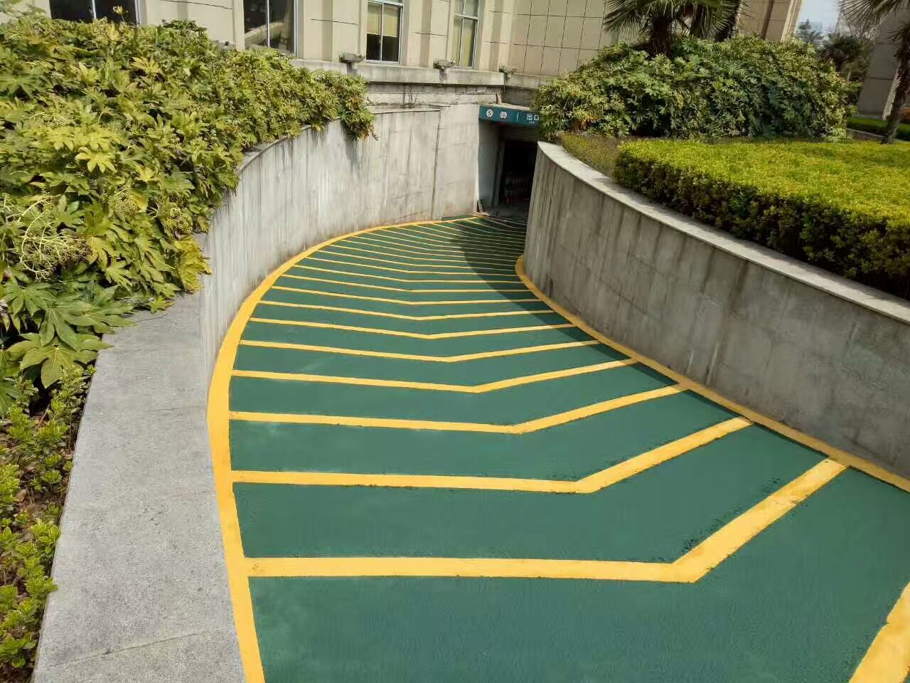 车库出入口坡道如何处理安全防滑