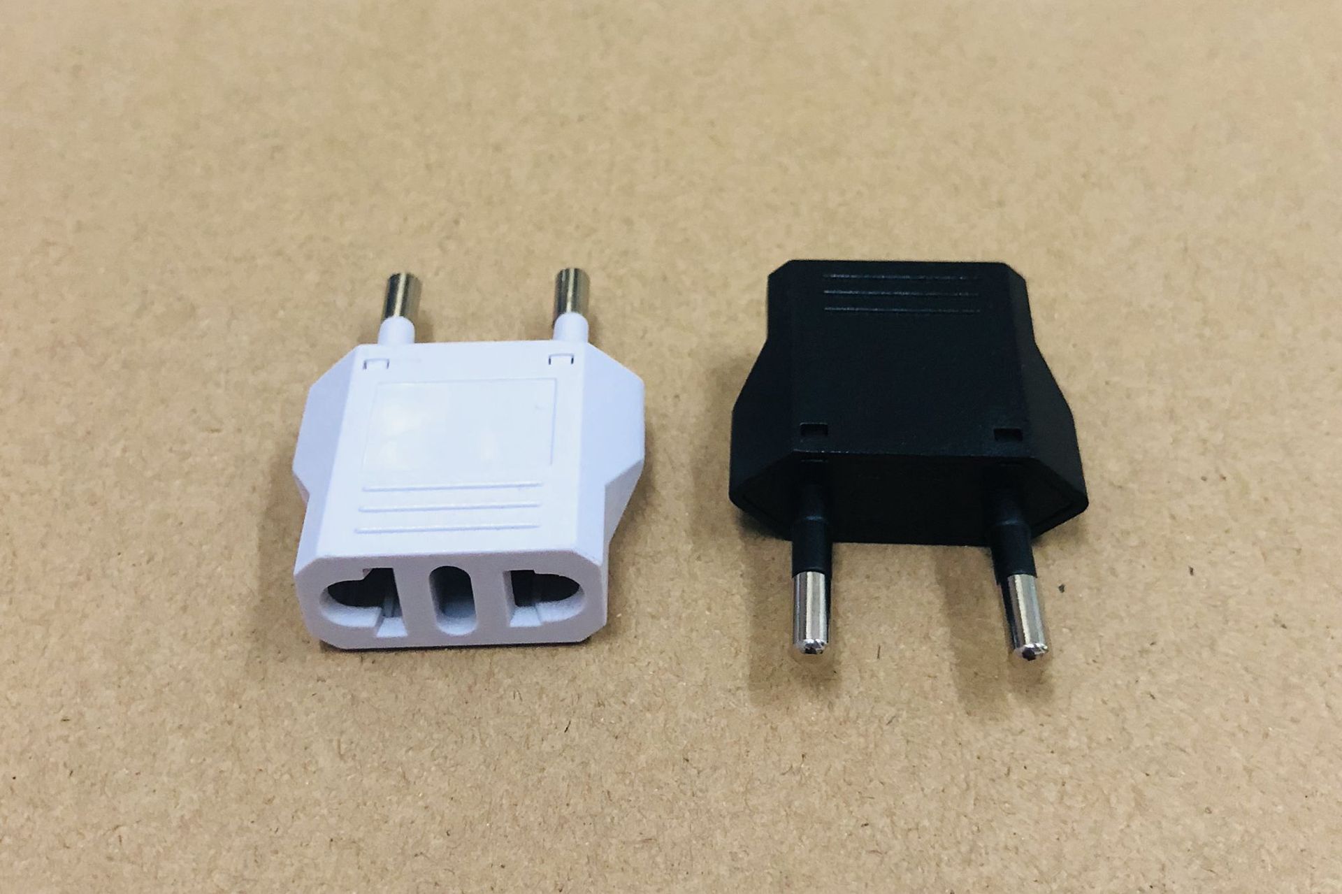 欧规转换插头美规转欧规插头全铜abs料大小孔美规转欧规转换插座