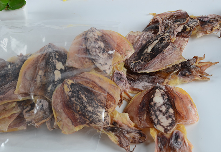 晒干的墨鱼表面会有一层白色物质,为甘露醇并非发霉,甘露醇是一种营养