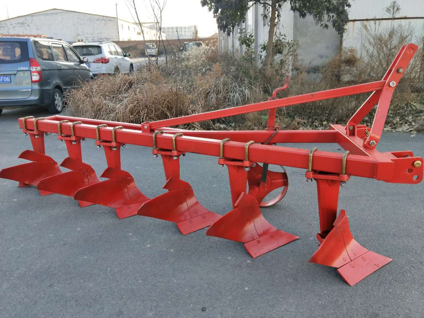 四轮拖拉机后悬挂带的三铧犁1l-325适合35马力拖拉机使用的铧犁