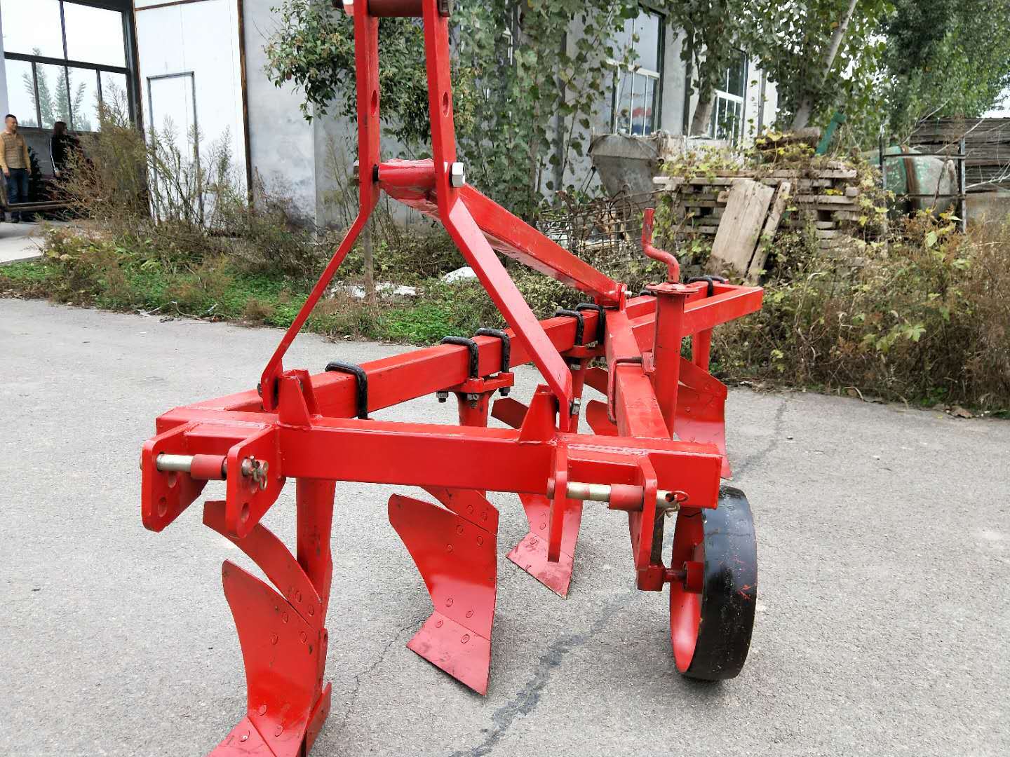 四轮拖拉机后悬挂带的三铧犁1l-325适合35马力拖拉机使用的铧犁