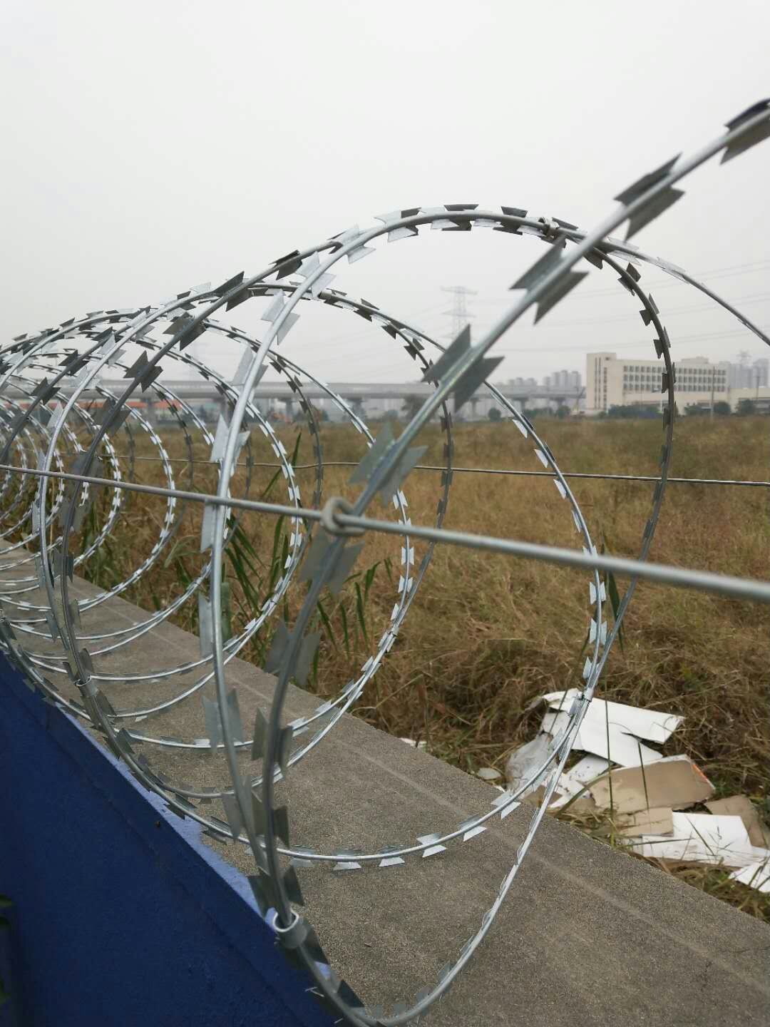 1刺丝网 机场防护网 机场护栏 热镀锌螺旋式刀片刺网船舶防海盗网