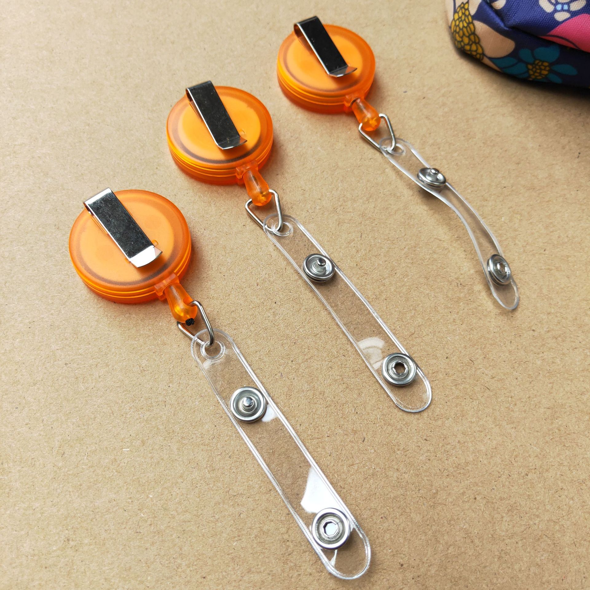 abs磨砂易拉扣 圆形伸缩塑料证件挂绳扣 磨砂收缩易拉扣定制