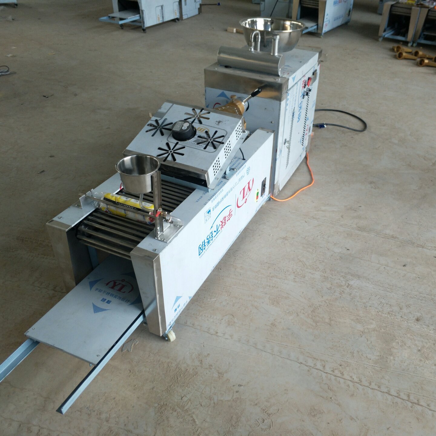 蒸电加热大型卷粉机 云南卷粉机价格 河粉机图片 米干机 凉皮机