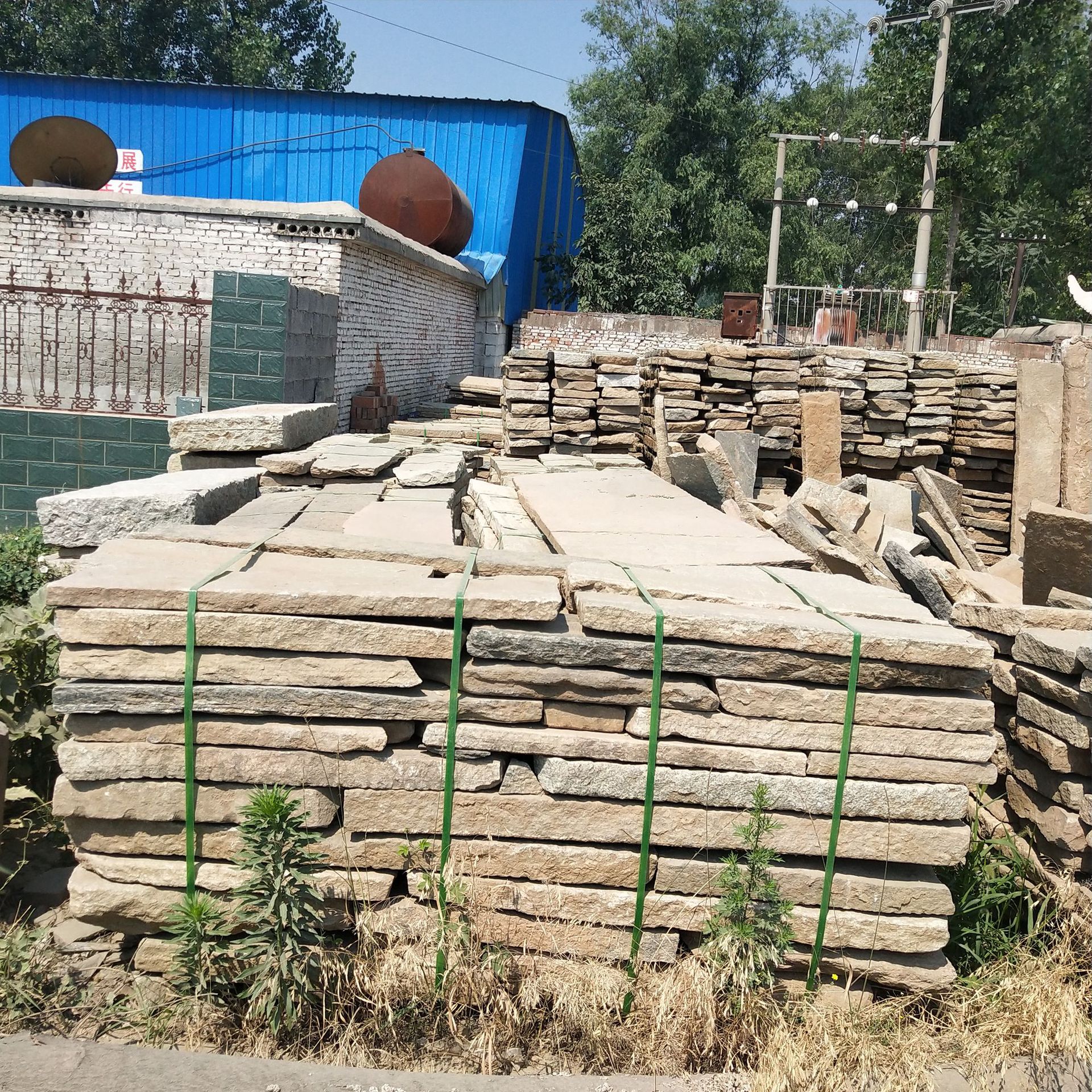 供应老石器民间收集老石板古建旧石条旅游铺路石怀旧复古厂家直销