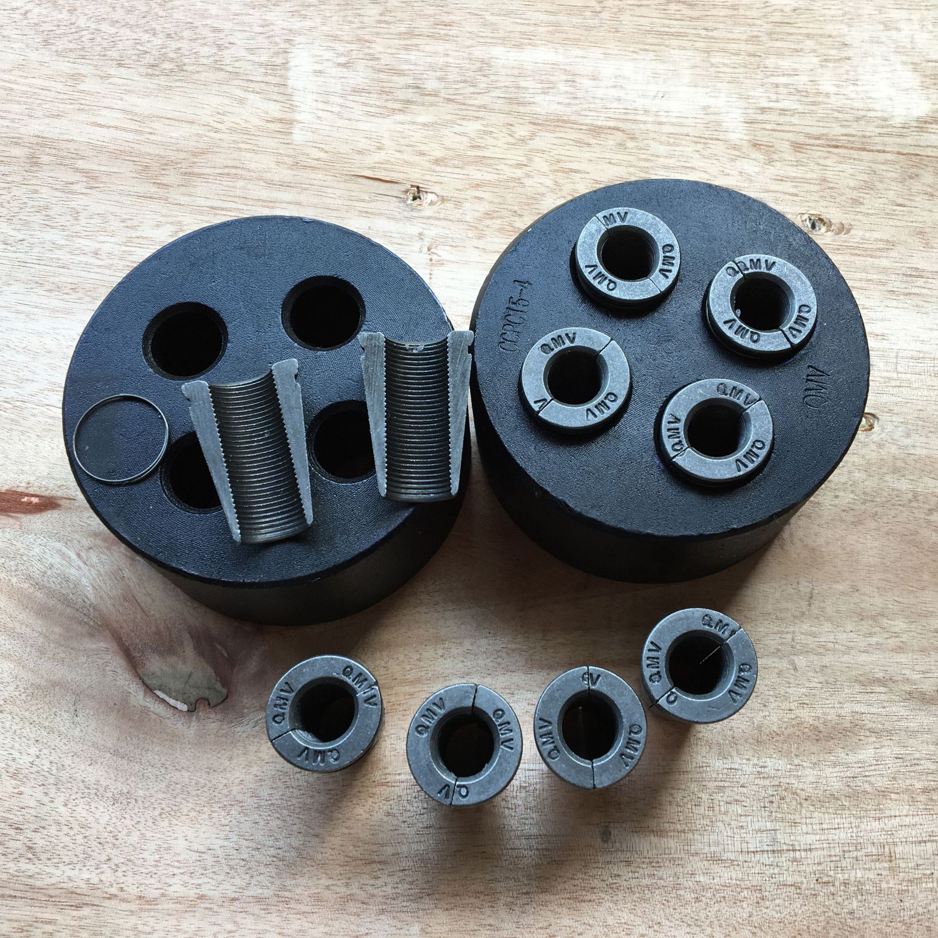 qmv型张拉端夹片式锚具包括工作锚板,工作夹片,锚垫板,螺旋筋四件套.