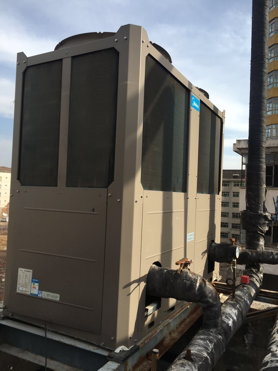 出售h款二手中央空调美的130风冷模块机组lsqwrf130m/an1-h