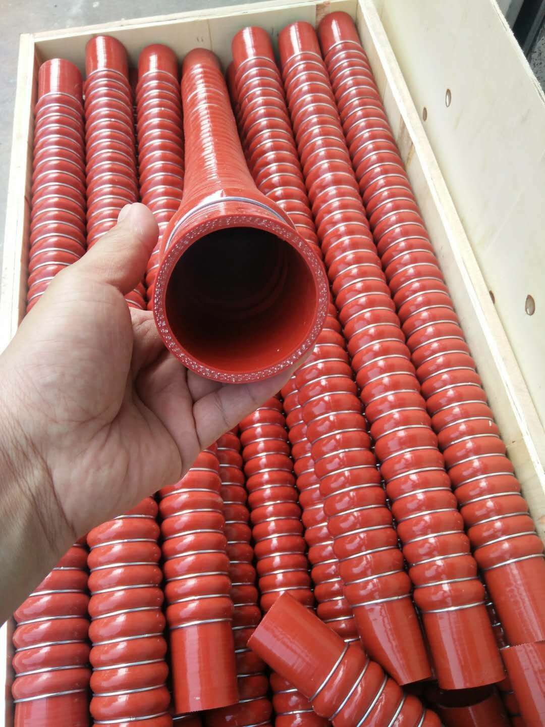 卡车重汽挂车配套蓝色硅胶米管耐高温工程机械手缠红色钢丝硅胶管可