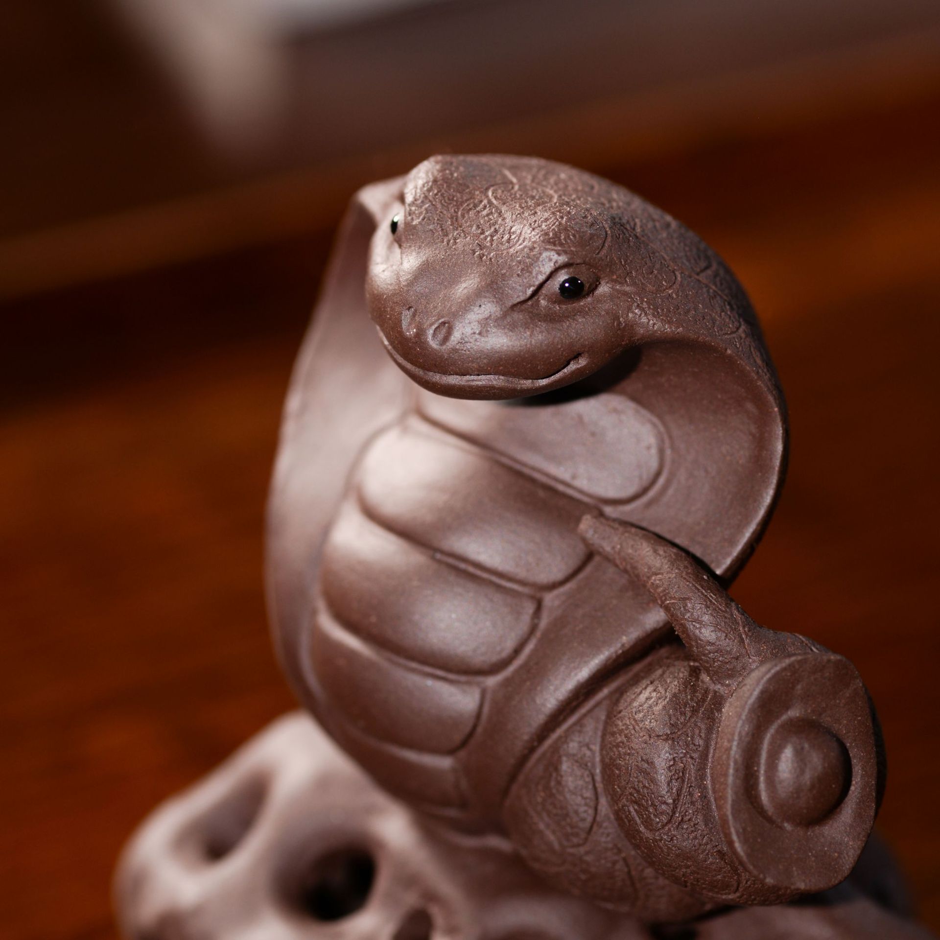 批发宜兴紫砂茶宠蛇摆件雕塑腰缠万贯茶具精品紫泥元宝眼镜蛇定制