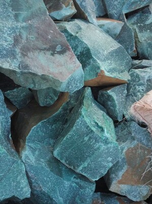 ave001- rough green aventurine