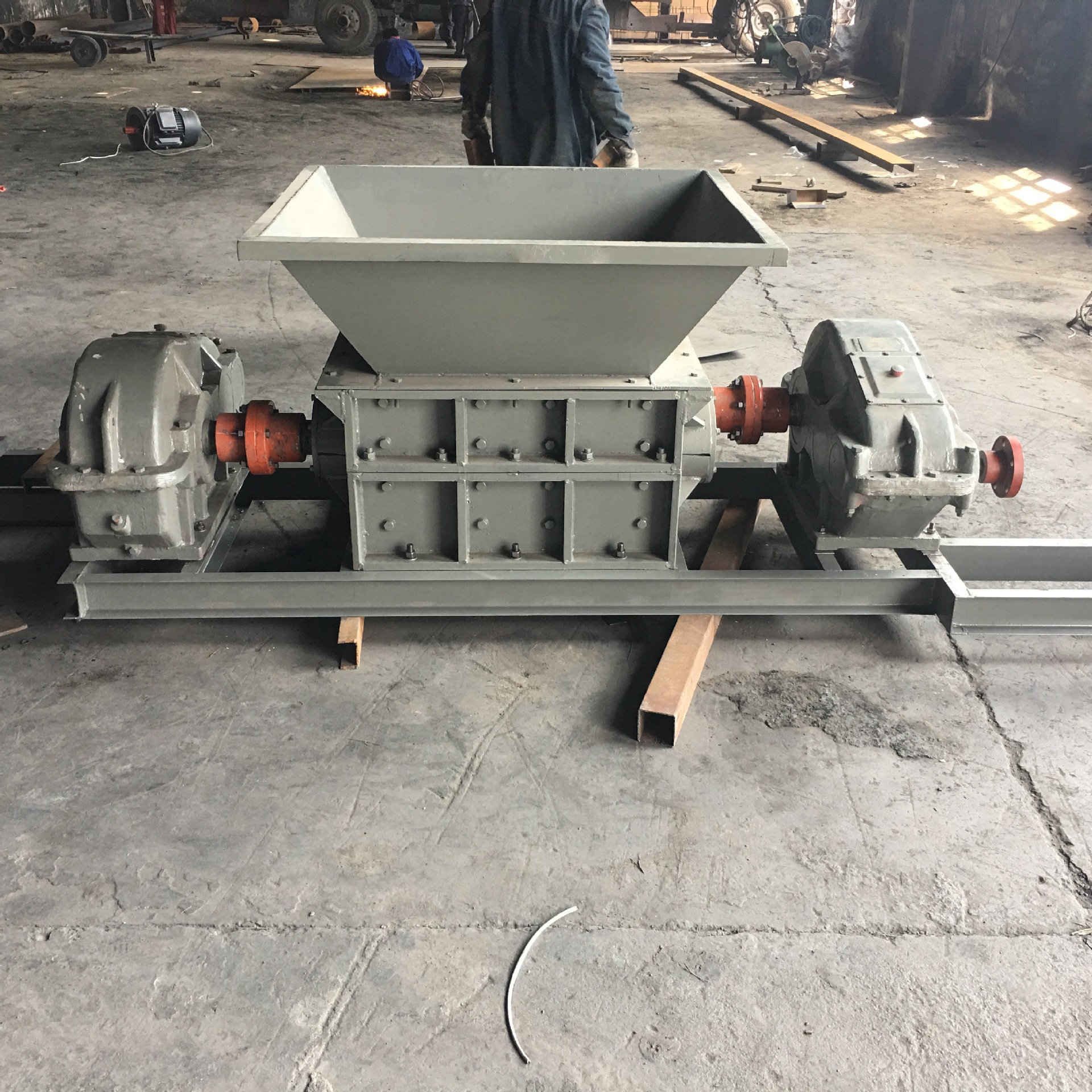 厂家供应 金属撕碎机 彩钢瓦撕碎机 铁屑刨花撕碎机 废金属粉碎机