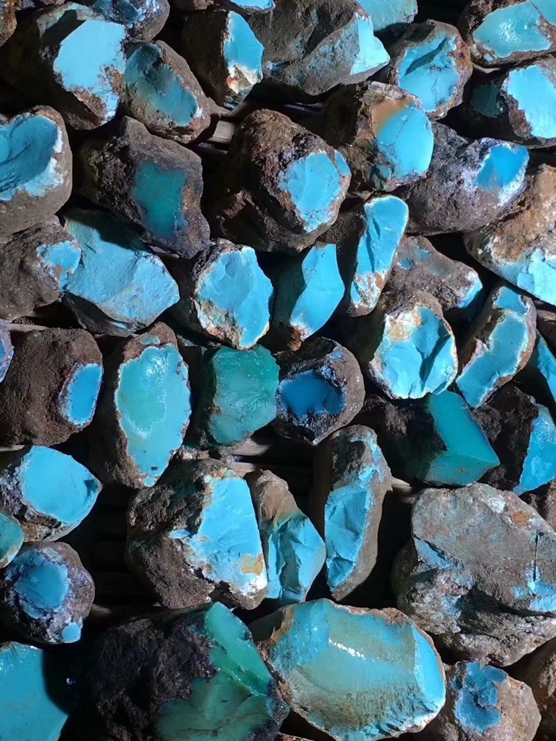 产地批发湖北云盖寺原矿绿松石高瓷蓝毛料 原石圆珠三通桶珠料