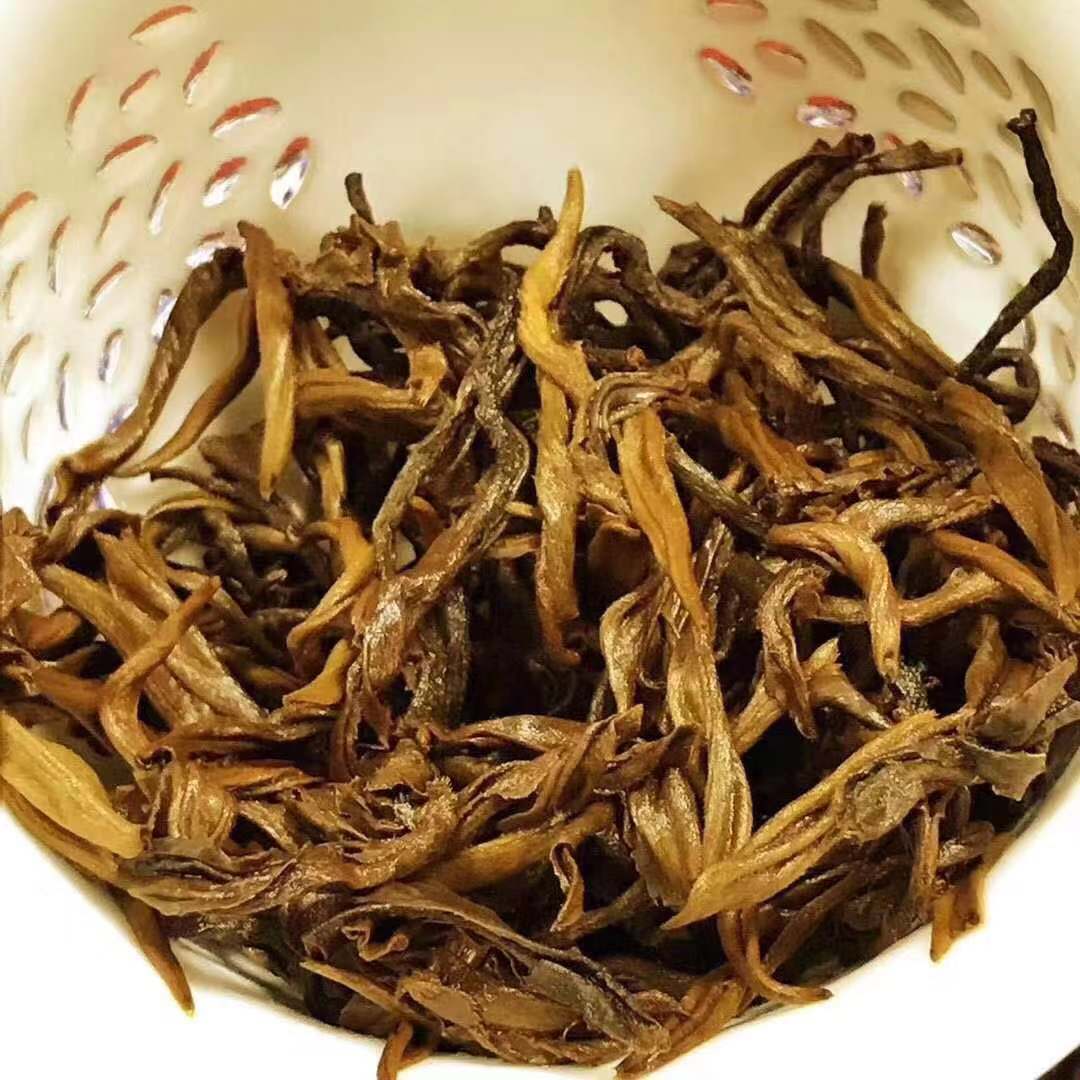 此款古树红茶除了具有滇红的条索紧秀乌润,汤色金黄透亮, 滋味