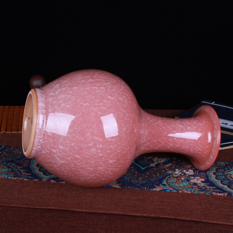 【包装】:普通防破损包装【清单】:陶瓷花瓶一件(底座赠送)【材质】