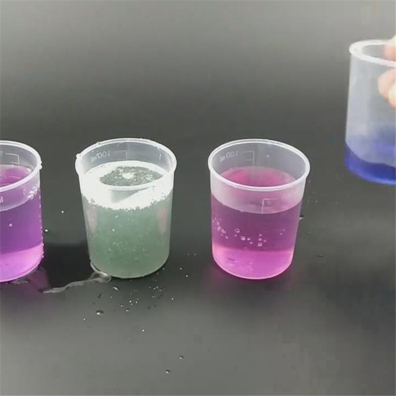 科学原理: 紫甘蓝中富 含花青素,花青素是天然的酸碱指示剂,遇到酸 性