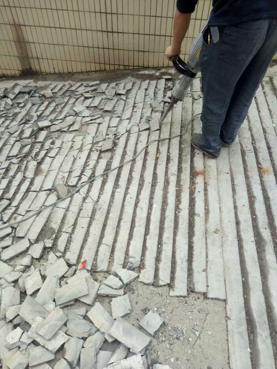 水泥条搓衣板状的坡道如何改造?